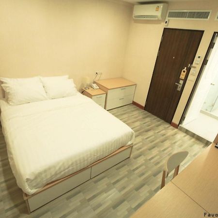 Favori Hostel Bangkok Surawong Zewnętrze zdjęcie